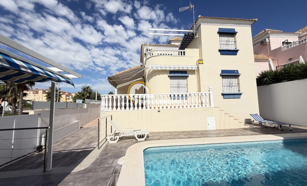Reventa - Chalet independiente - Villamartin - Bosque de las Lomas 