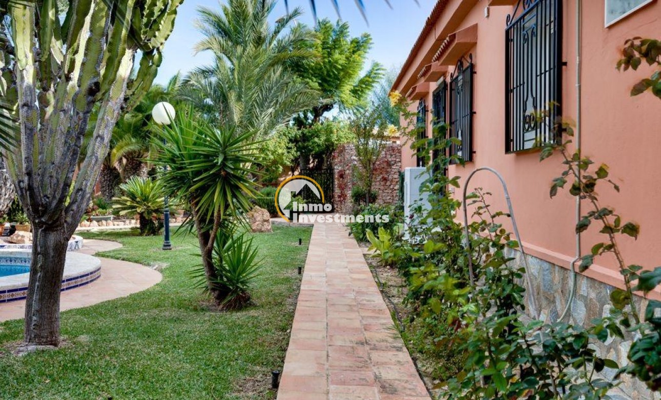 Resale - Villa - Torrevieja - La Siesta