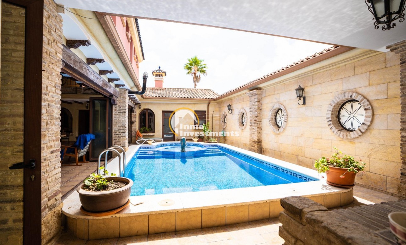 Resale - Villa - San Miguel de Salinas - CENTRO