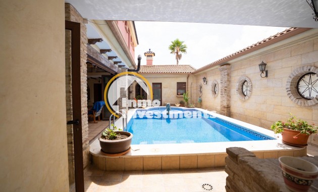Resale - Villa - San Miguel de Salinas - CENTRO