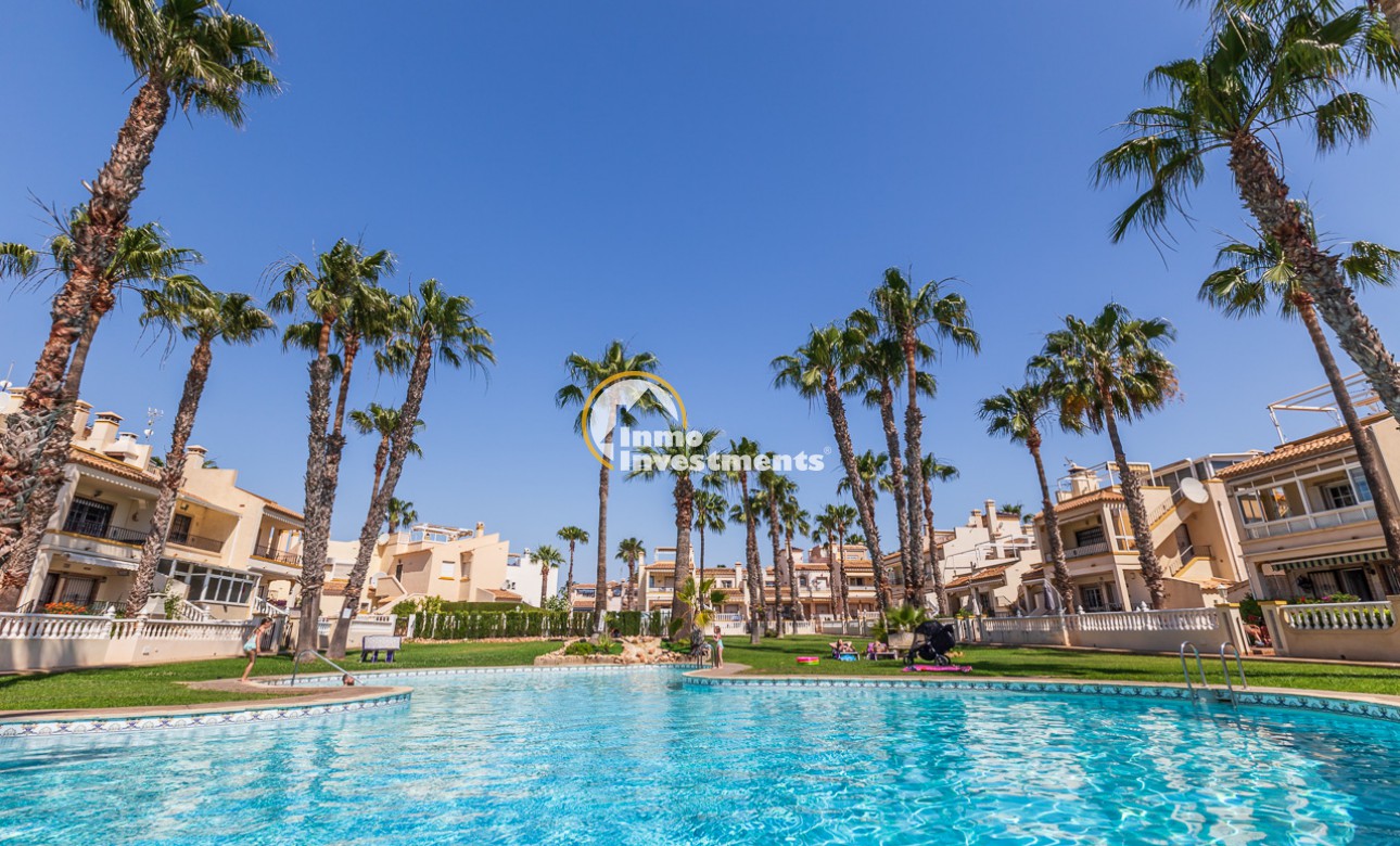 Oberes Eck Apartment mit Blick auf Pool in Playa Flamenca