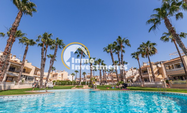 Oberes Eck Apartment mit Blick auf Pool in Playa Flamenca